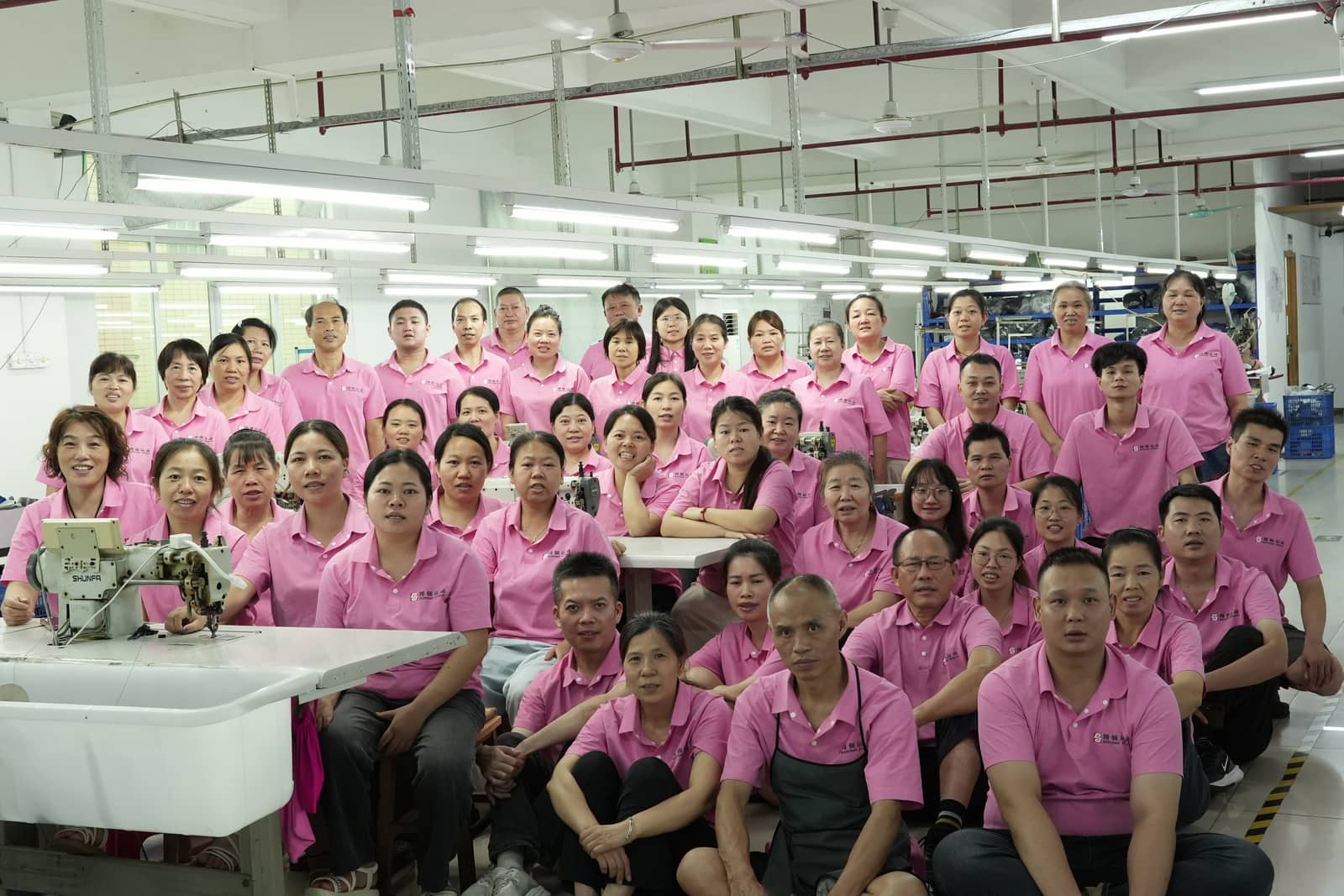 BURTONO sports glove development and production team in the Guangzhou workshop