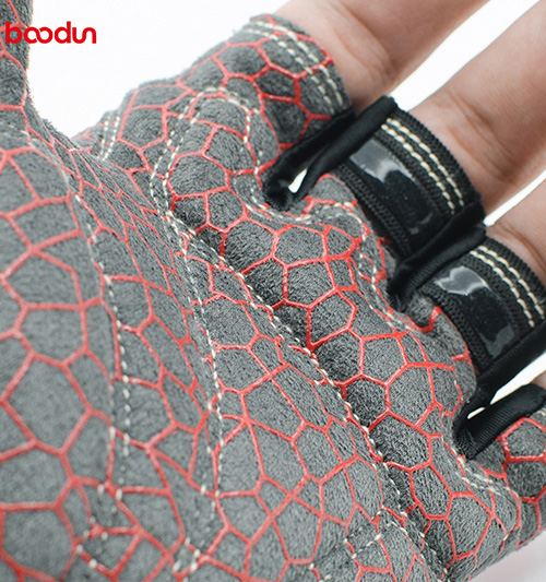 Different parts of fitness gloves use different materials