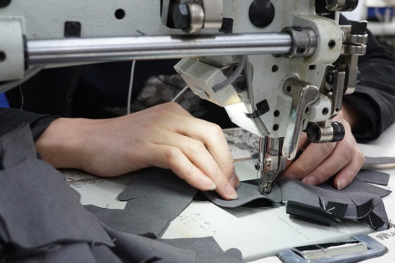 The process of making fitness gloves