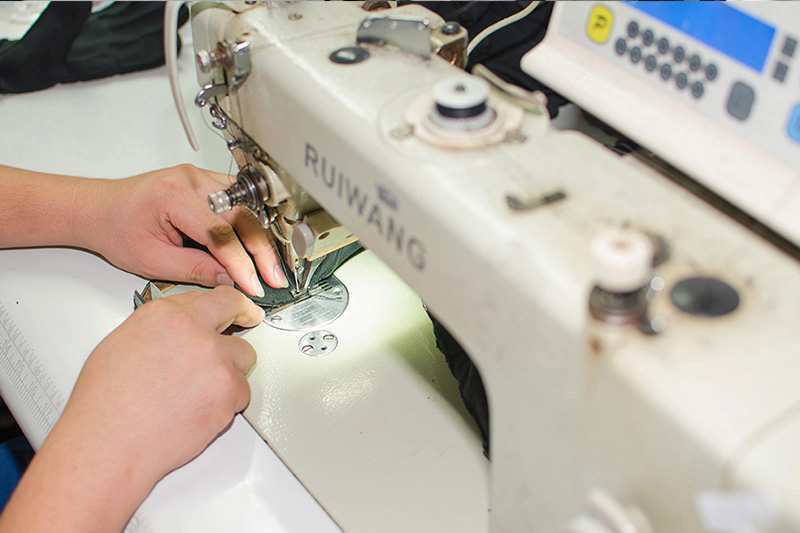 The process of making fitness gloves