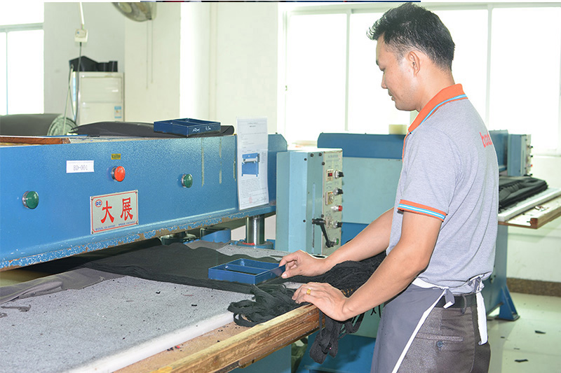 The process of making fitness gloves