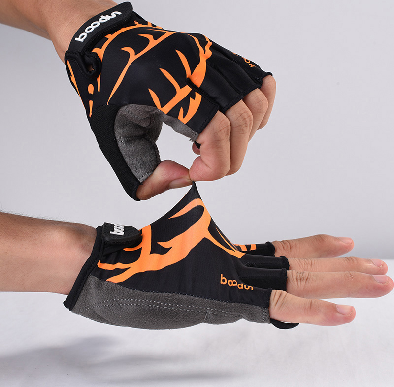 Wearing fitness gloves to promote our immunity