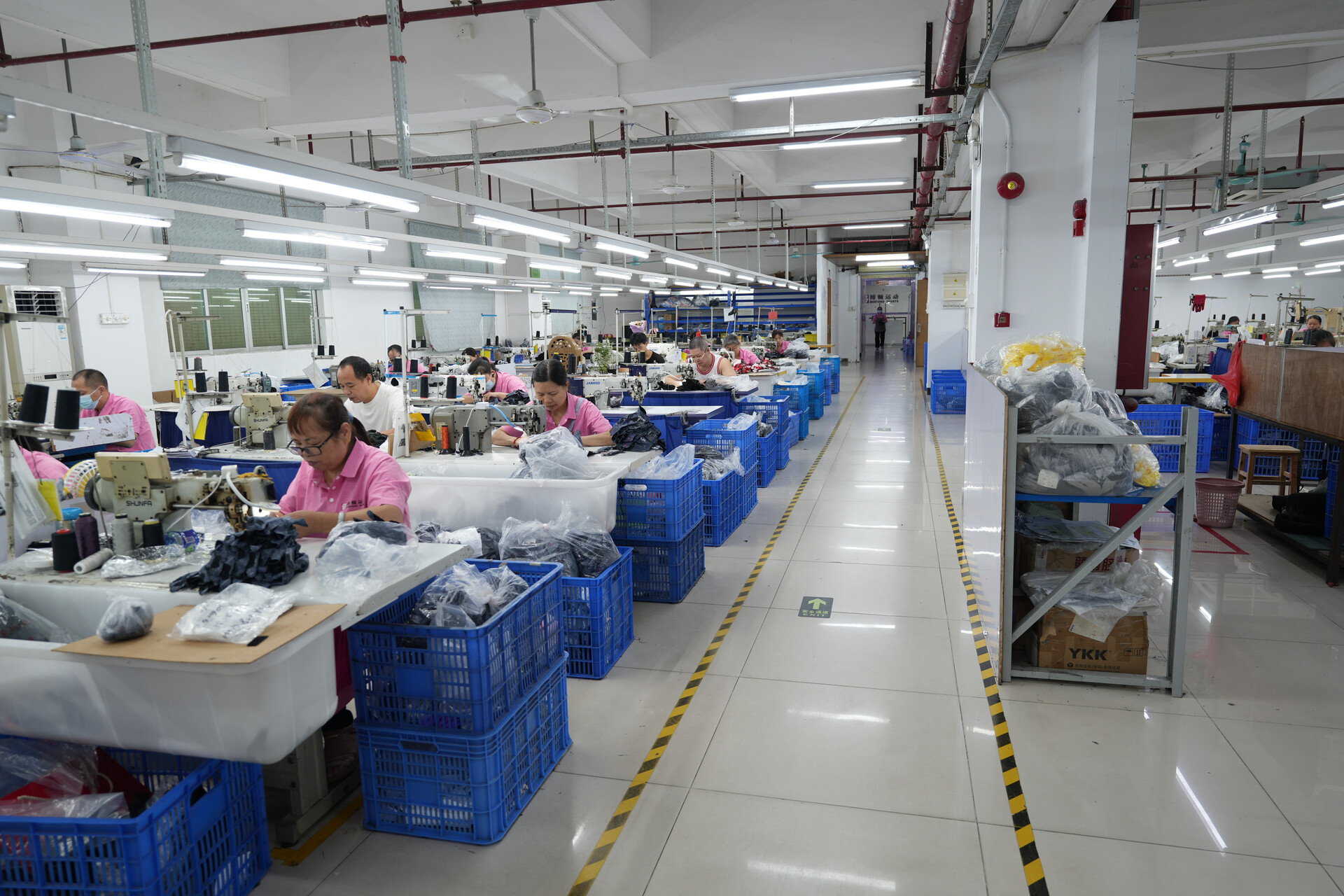 Clean workshop overview at the BURTONO Sports Gloves Factory